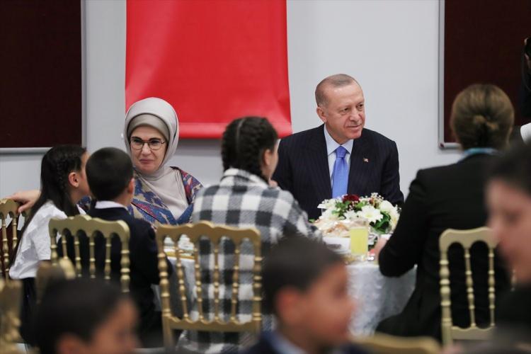 <p>Çocukların ilgisi ile karşılaşan Erdoğan, iftar sırasında çocuklarla sohbet etti.</p>
