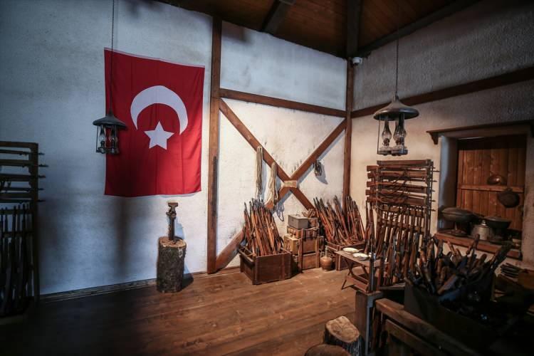 <p>Tarihi Alan Başkanı İsmail Kaşdemir, AA muhabirine, tam anlamıyla bir açık hava müzesi niteliğindeki bölgede gazi mekanlardan birinin Bigalı Kalesi olduğunu söyledi.</p>

<p> </p>
