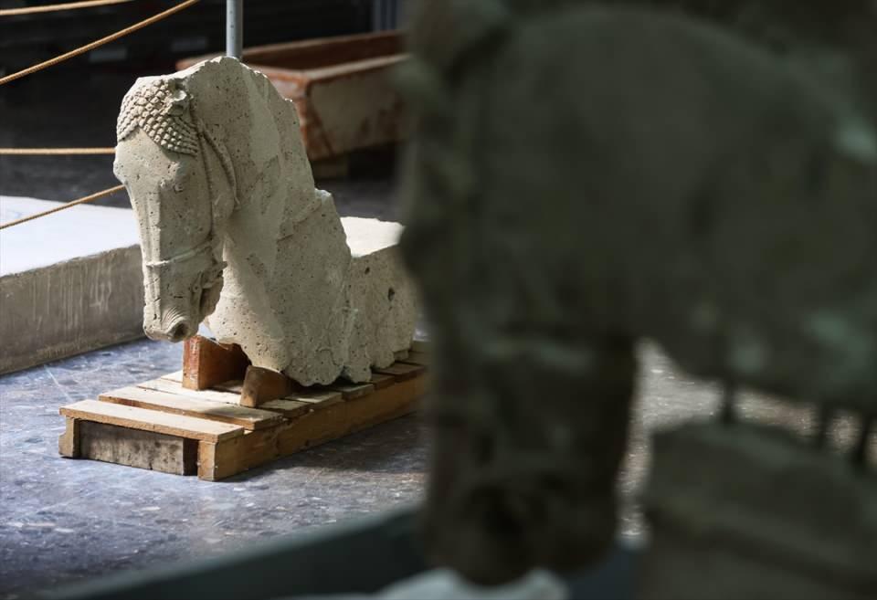 <p>Benzersiz olarak nitelenen eserlerden at büstlerinin Tanrıça Athena'ya ithafen; kartal başlı, aslan gövdeli ve kanatlı mitolojik kuş olarak tanımlanan griffonların ise dönemin inancına göre "tapınağın bekçiliğini yapmaları" için duvarlara yerleştirilmiş olabileceği tahmin ediliyor.</p>
<p> </p>