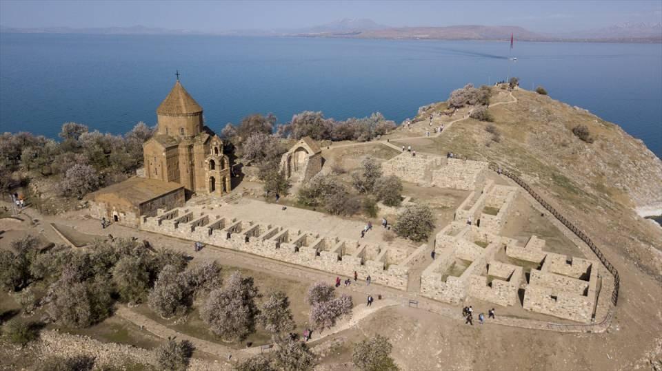 <p>Aralarında daha önce Ada'yı görmeyenlerin de olduğunu anlatan Kartal, "Buraya yaklaşık 30 kişiyle geldik. Eşsiz bir manzara karşıladı bizi. Herkes hayran kalıyor buraya. Çiçek açan ağaçlarla farklı güzelliğe bürünen Ada'yı görmeyi herkese tavsiye ediyorum." dedi.</p>
