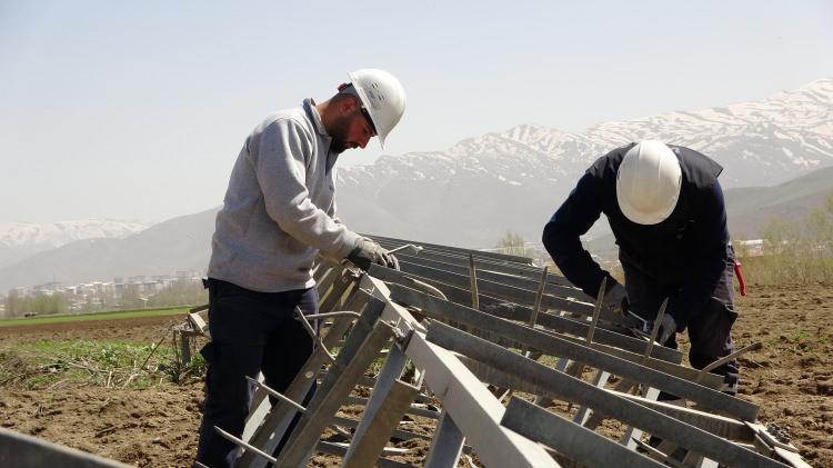<p>Bölgede çalışma başlatan VEDAŞ Arıza Onarım ve Bakım (AOB) ekipleri, 41 yerleşim yerine alternatif hat üzerinden enerji akışı sağlarken, devrilen direklerin yerine yeni direkler monte etmeye başladı. Ekiplerin çalışmaları devam ediyor.</p>
