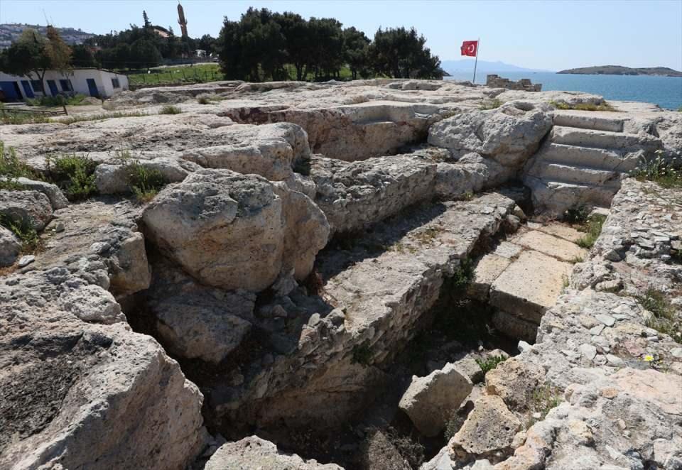 <p><strong>Mozaikli alanda da çalışma yapılacak</strong></p>

<p>Cengiz Topal, Athena Tapınağı dışında Foça'daki tarihsel çalışmaların 2019-2020 yılından bu yana İzmir Arkeoloji Müzesi başkanlığında yürütüldüğünü söyleyerek, düzenleme ve bakım çalışmalarına ağırlık verdiklerini aktardı.</p>

<p> </p>
