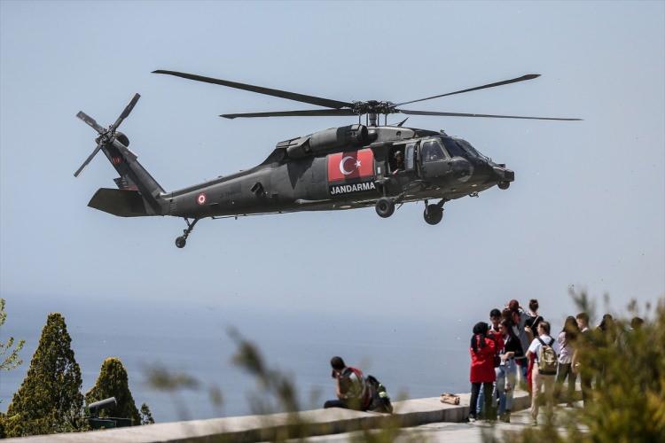 <p>Kaşdemir, 107 yıl önce güçlü ancak haksız olanlara karşı haklı ve onurlu bir mücadele verildiğini belirterek, şöyle konuştu:</p>

<p>"Bir yok oluş sürecinden, bir varoluş destanı çıkardık. Tabiri caizse Çanakkale'de küllerimizden yeniden doğduk. Aslında biz Çanakkale’de kendimize geldik, kendimizi bulduk. Bir hilal uğruna ne güneşler batırdık ama izzetimizi ve namusumuzu çiğnetmedik. Son kalenin Çanakkale olduğunun farkına vardık ve bu uğurda memleketin en okumuş ve en akıllı gençlerini feda ettik. </p>
