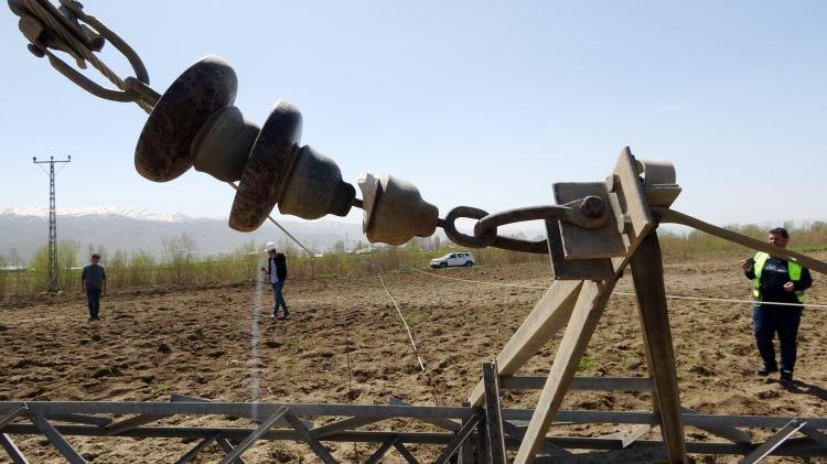 <p>Bölgede çalışma başlatan VEDAŞ Arıza Onarım ve Bakım (AOB) ekipleri, 41 yerleşim yerine alternatif hat üzerinden enerji akışı sağlarken, devrilen direklerin yerine yeni direkler monte etmeye başladı. Ekiplerin çalışmaları devam ediyor.</p>

