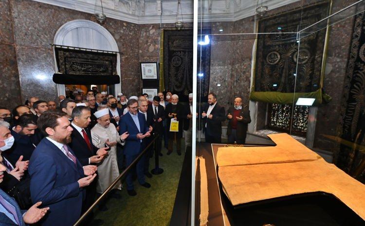 <p>Her yıl Ramazan ayının ilk cumasında ziyarete açılan Hırka-i Şerif'in bu yıl da ziyarete kapalı olacağı belirtilmişti. Ancak vaka sayısındaki düşüşle birlikte Hırka-i Şerif'in ziyarete açılmasına karar verildi. </p>