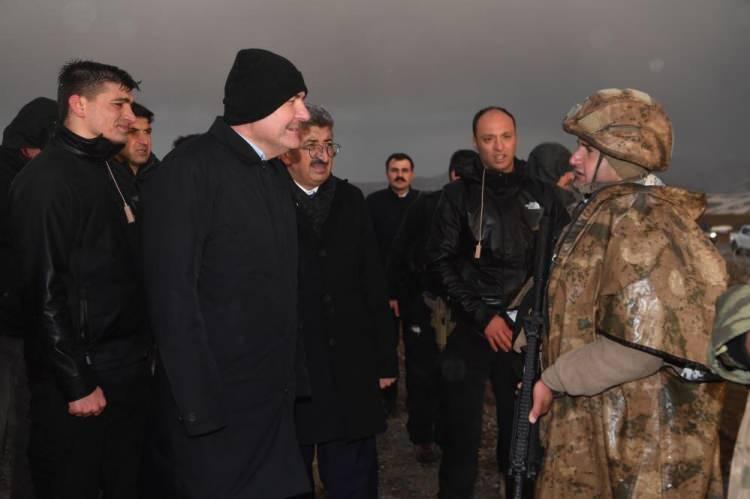 <p>Bakan Soylu, burada yaptığı açıklamada, yaklaşık 3,5 yılı aşkın süredir doğu ve güney sınırında güvenlik duvarı çalışmalarının yürütüldüğünü belirterek, "Bugüne kadar Ağrı, Iğdır sınırları ve onun da hemen üstünde Ermenistan sınırı olarak nitelendireceğimiz sınırlarda gerek duvar gerek aydınlatma ve çit çalışması yapılmıştır." dedi.</p>
