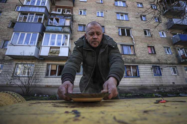 <p>Ukrayna ordusunun yeniden kontrolü aldığı ve Rus hava saldırıları nedeniyle harabeye dönen Borodyanka kentinde halk, elektrik ve doğalgaz olmadığı için yemeklerini sokakta yakılan ateşte pişiriyor.</p>

<p> </p>

<ul>
</ul>
