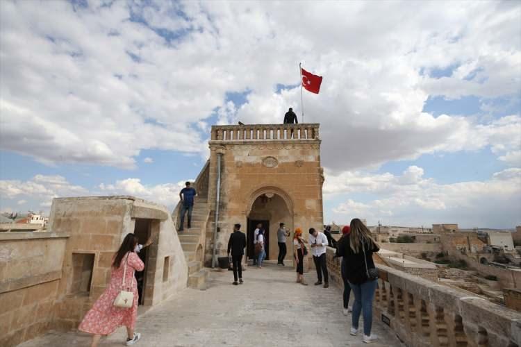 <p>Kültür ve Turizm Bakanlığı Kültür Varlıkları ve Müzeler Genel Müdürlüğü, Mardin Müzesi ve Midyat Belediyesi iş birliğiyle ibadethane, silo, su kuyuları bulunan ve dehlizlerle geçişlerin olduğu "Matiate" olarak adlandırılan yer altı şehrinde milattan sonra 2. ve 3. yüzyıla ait çok sayıda eser ortaya çıkarıldı.</p>
<p> </p>