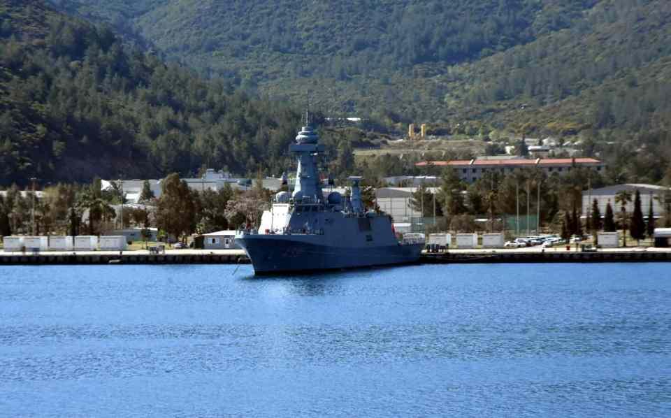 <p>SAT harekatının başarıyla tamamlanmasının ardından harekata katılan unsurlar tatbikatın sancak gemisindeki Bakan Akar’a selamlama geçişi yaptı.</p>