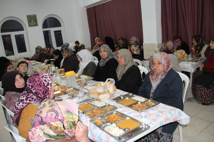 <p>Yozgat'ın Yerköy ilçesine bağlı 50 haneli Çamlıbel köyü sakinleri, ramazan aylarında tek iftar sofrasında buluşuyor.</p>
