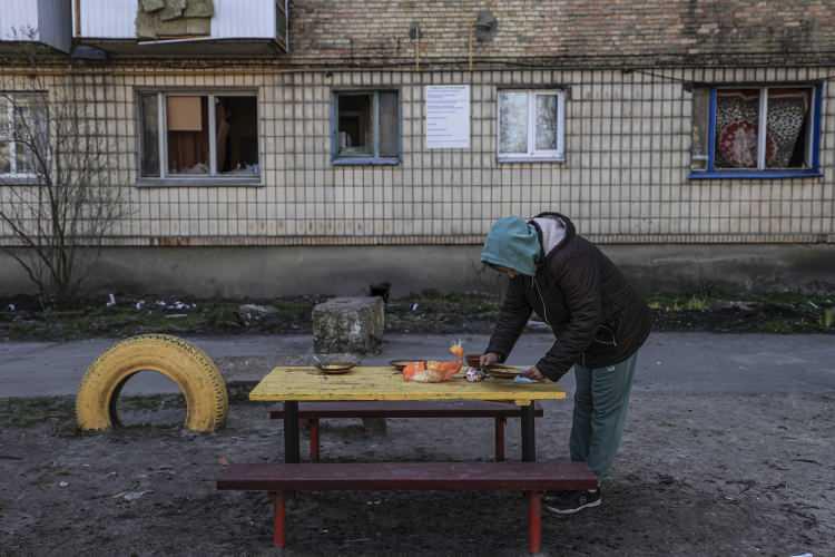 <p>Anatoli, sokakta her gün komşularla toplanarak yemek hazırladıklarını belirterek "Ben burada eşimle beraberim. Arkadaşım da eşi ile burada. İnsanlar buraya yemek yemeye geliyor." şeklinde konuştu.</p>