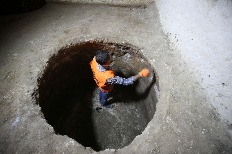 <p>Çalışmaların hummalı bir şekilde devam ettiğini kaydeden Şahin, antik ve Orta Çağ'a ait yapıların bulunduğu yer altı şehrinin bölgenin parlayan yıldızı Midyat'ı taçlandıracağını belirtti.</p>
<p> </p>