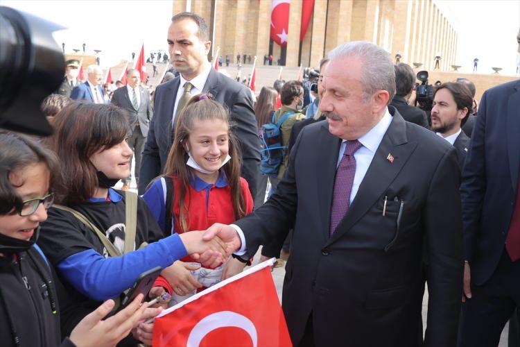 <p>23 Nisan Ulusal Egemenlik ve Çocuk Bayramı nedeniyle Anıtkabir'de düzenlenen törene çocuklar da katıldı.</p>