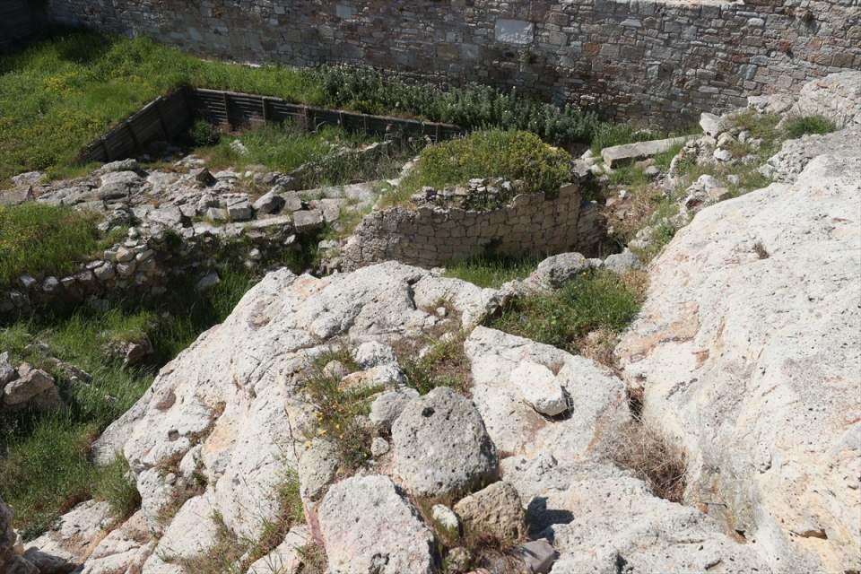<p>Antik yapılar geçmiş dönemlerde kullanıldığı, oradaki mimari elemanlar başka yapılarda kullanılmış olduğu için o inanç kültü de sona ermiş olduğu için maalesef elimizde çok fazla veri yok ama bu tarihsel değerinden bir şey kaybettirmiyor sadece görsel olarak eksik."</p>