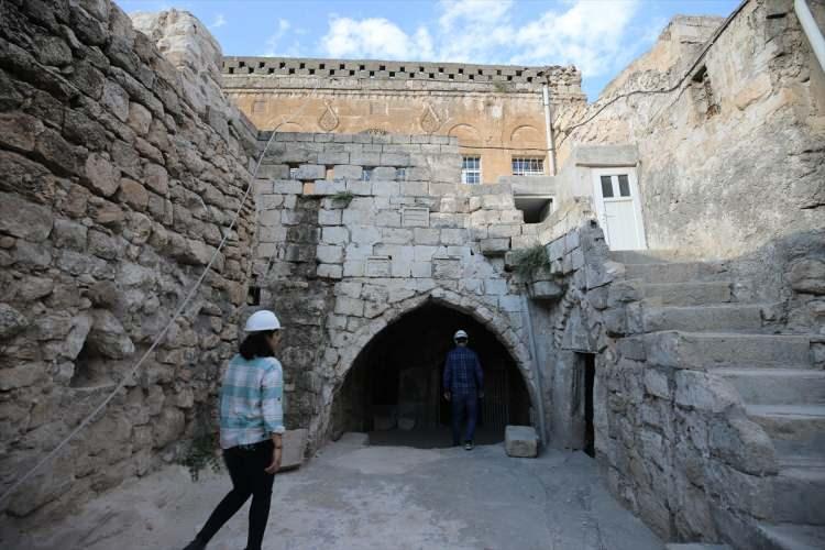 <p>Tarihi kaynaklardan şimdiye kadar milattan önce 9. yüzyılda 2. Aşurnasirpal döneminde bu şehrin haraca bağlandığı bilgisinin bulunduğunu belirten Yavuz, "Burası bir yer altı şehri. 3 bin ya da 4 bin yıla kadar da çekebiliyoruz. </p>