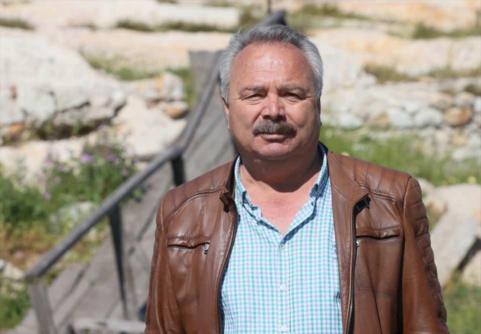 <p>Tapınak alanı önce Kibele tapınım alanı olarak kullanılmış</p>
<p>İzmir Arkeoloji Müzesi Müdürü Cengiz Topal, AA muhabirine, Athena Tapınağı'nın doğal kaya üzerine yerleştirildiğini söyledi.</p>