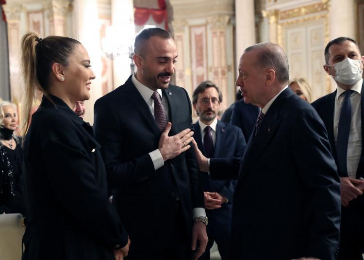 <p><strong>DEMET AKALIN: </strong>"Tüm sanatçılar adına Cumhurbaşkanımızdan gece yarısından sonra müzik kısıtlamasının kaldırılması konusunda talepte bulundum. Böyle bir davete katılmak, Ramazan ayında iftar yemeğinde bir araya gelmek çok keyifliydi."</p>
