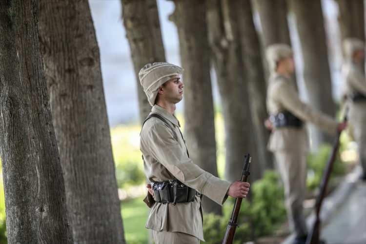 <p><strong>- Törenden detaylar</strong></p>
<p>Bakan Mehmet Nuri Ersoy, abidede bulunan temsili şehit mezarlarına karanfil bırakarak, şehitlik anı defterini imzaladı ve dua etti.</p>
<p> </p>