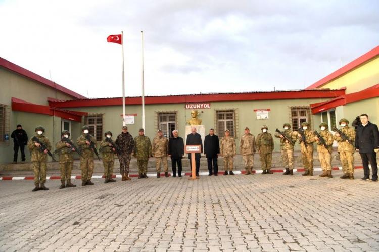 <p>Van Gölü'nün güvenliğini geçen yıldan itibaren Sahil Güvenliğe verdiklerini ve Doğu ve Güneydoğu'da ilk kez bir gölde sahil güvenliğin görev aldığını belirten Soylu, Akdeniz ve Ege Denizi'ndeki göçmen ve diğer kaçakçılıklardan elde ettiği tecrübelerden burada istifade etmek istediklerini kaydetti.</p>
