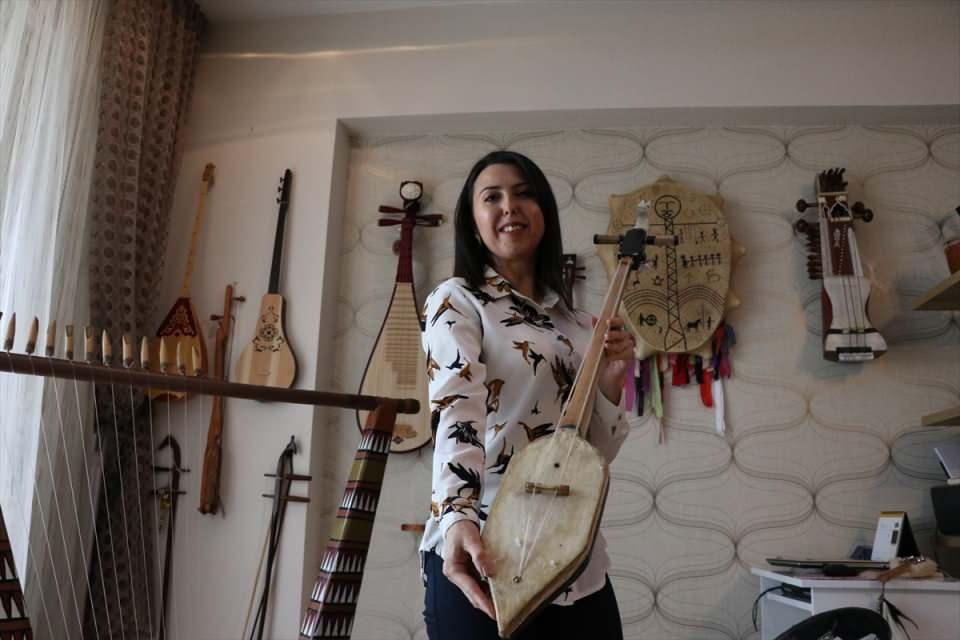<p>Göher, evinde muhafaza ettiği koleksiyonunda 30'a yakın ülkeden enstrüman bulunduğunu belirterek, "Şu an elimde Avustralya'dan Asya'ya, Amerika'dan Afrika'ya hemen her yere ait enstrüman var. </p>