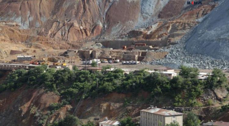 <p>Elazığ-Adıyaman illeri dahilinde bulunan Türkiye'nin en büyük bakır madeni sahası için ihale yapıldı. Açık artırma yöntemiyle gerçekleştirilen ihaleye en yüksek teklifi 2 milyar 205 milyon TL ile Port Madencilik Ticaret AŞ verdi.</p>
