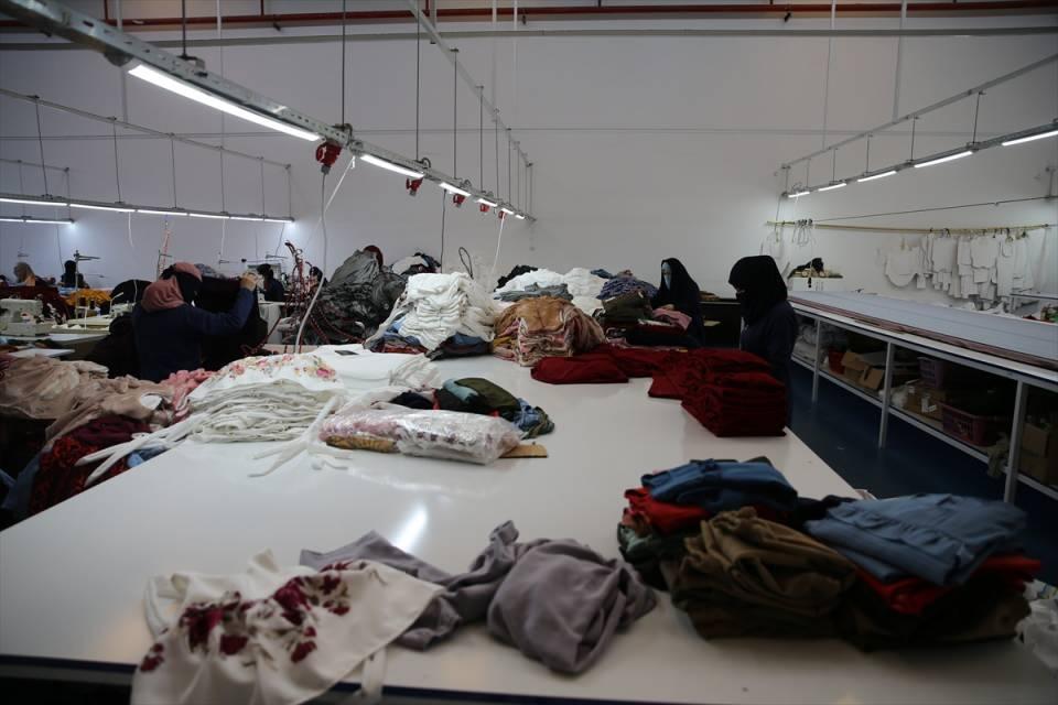 <p>Hatay'ın Reyhanlı ilçesinde 1 yıl önce kurulan dikim atölyelerinde öncelikli olarak yetim, öksüz ve kimsesiz çocuklara dağıtılacak elbiselerin dikimine başlandı.</p>

<p> </p>
