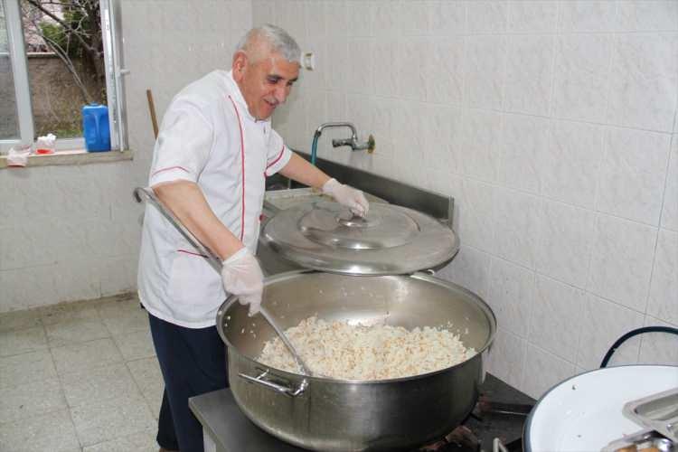 <p>Bu gençleri iftarda buluşturmayı, birbirini yakından tanımalarını ve bu kültürün gelecek nesillere taşınmasını istiyoruz." diye konuştu.</p>
