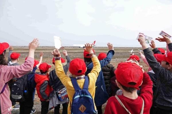 <p>Türk Hava Yolları(THY), Giresun ve Ordu'nun köylerinde yaşayan ve hayatlarında hiç uçağa binmemiş 46 çocuğu uçakla tanıştırdı. İlk kez uçağa binen ve yakından inceleme fırsatı bulan çocuklar, kuleden terminale ve yer hizmetlerine kadar pek çok noktada havacılığı deneyimledi, eğlenceli anlar yaşadı.</p>
