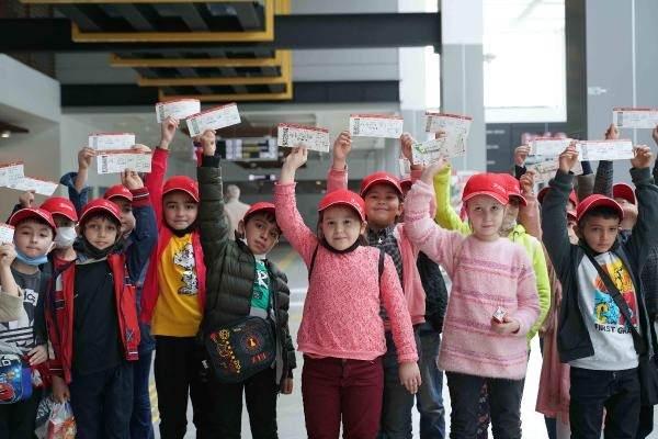 <p>Kaptan pilotun uçakta bulunan çocuklar için yaptığı özel anonsta ise "Yarınlarımızın teminatı sevgili çocuklar, kanatlarınız hep açık ve hayalleriniz daima yükseklerde olsun" mesajının verildiği vurgulandı.</p>
