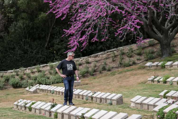 <p>Savaşa katılan ülkelerden önemli kayıpların olduğunu aktaran Pilton O'Grady, "Bu kadar üzüntü ve bu kadar acıdan sonra böyle bir kardeşliğin oluşması, barış içinde hala birlik ve beraberliğin olması mutluluk verici. Biz hepimiz insanız. Savaşmanın, kavga etmenin ne anlamı var. Bizler artık barış içinde yaşamalıyız, tüm dünya olarak. Burada birçok zorluklar yaşandı, insanlar hayatlarını kaybetti. Tüm dünyaya barış diliyorum, savaşlar bitsin diyorum." ifadesini kullandı.</p>
