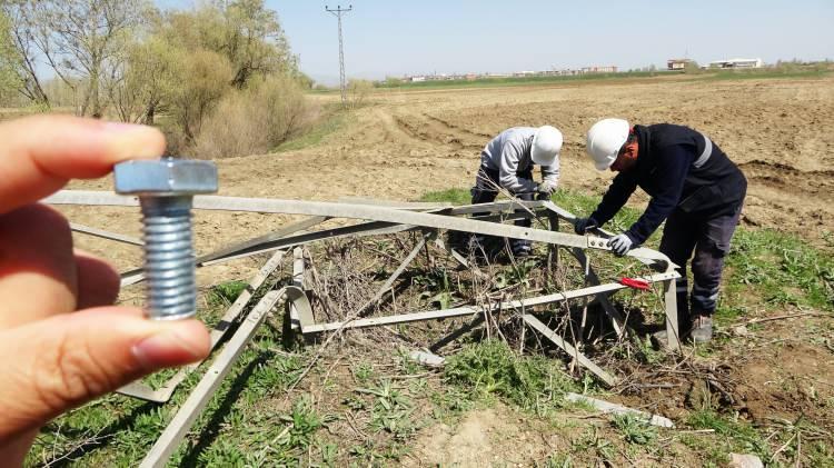 <p>Merkeze bağlı Kumluca köyü yakınından geçen yüksek gerilim enerji nakil hattı kablolarını taşıyan direklerin çapraz parça ve cıvataları hırsızlar tarafından çalındı.</p>
