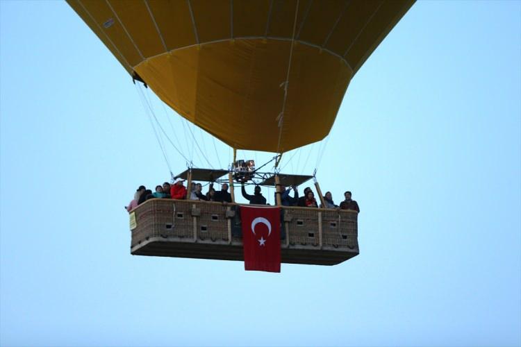 <p>Öğretmen Fevzi Kütük, balon firması yetkililerine teşekkür etti.</p>
<p>5. sınıf öğrencisi Kerem Yalnız da Kapadokya'yı gökyüzünden izleyecek olmanın heyecanını yaşadığını kaydetti.</p>