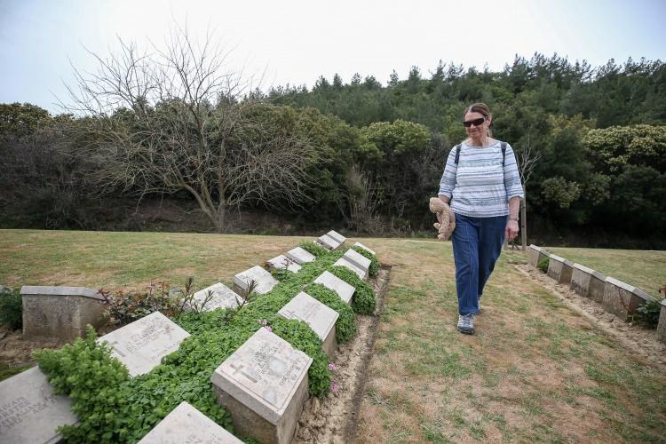 <p>Bu hissiyatıma çok dokunan bir duygu. Avustralyalılar ve Türkler aynı zamanda Kore'de de aynı savaşta yan yana, kol kola savaştılar. Onlar her zaman kardeş gibiydiler. Orada da burada olduğu gibi bir kader birliği yaptılar. Dünyaya artık savaş değil barış gerekli. </p>
