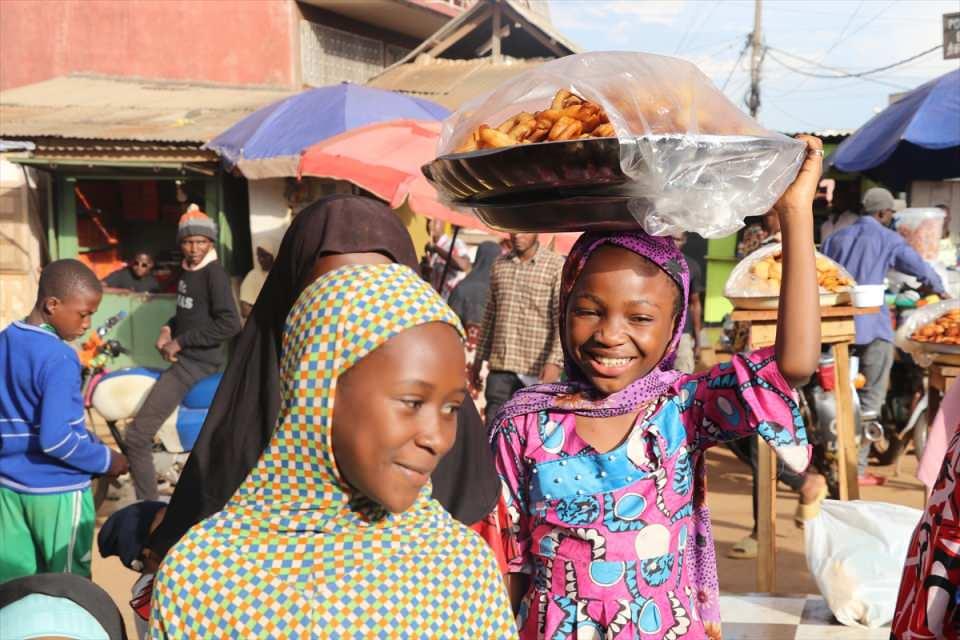 <p>Yaklaşık yüzde 25’ini Müslümanların oluşturduğu Kamerun'un başkenti Yaounde'de, Briqueterie Mahallesi'nin sakinleri eski ramazan geleneklerini devam ettiriyor.</p>

<p> </p>
