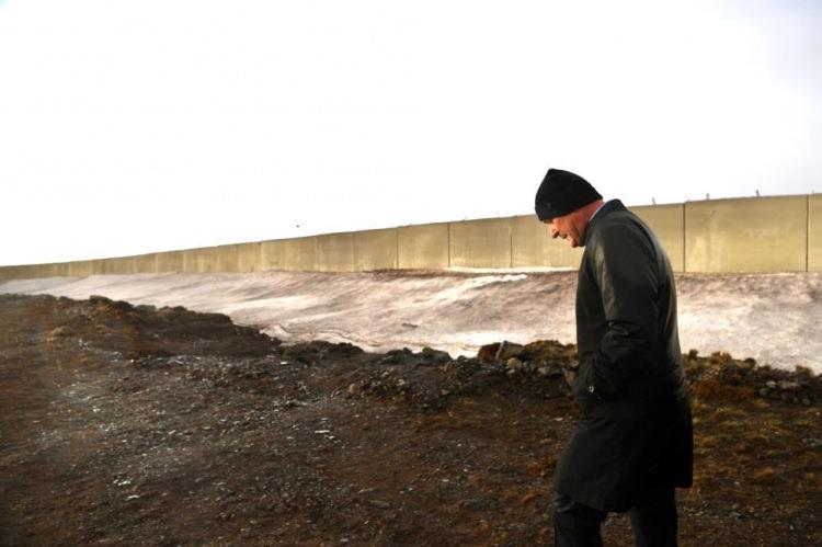 <p>Çeşitli incelemelerde bulunmak üzere Bakan Yardımcısı Mehmet Ersoy ve Jandarma Genel Komutanı Orgeneral Arif Çetin, İller İdaresi Genel Müdürü Hüseyin Kürşat Kırbıyık ile Van'a gelen Bakan Soylu, Ferit Melen Havalimanında Van Valisi ve Büyükşehir Belediye Başkanı Mehmet Emin Bilmez, AK Parti Van Milletvekili Abdulahat Arvas, Jandarma Asayiş Kolordu Komutanı Tümgeneral Hüseyin Kurtoğlu, İl Emniyet Müdürü Atanur Aydın, İl Jandarma Komutanı Tuğgeneral Hüseyin Bekmez, AK Parti İl Başkanı Kayhan Türkmenoğlu ve protokol üyeleri tarafından karşılandı.</p>
