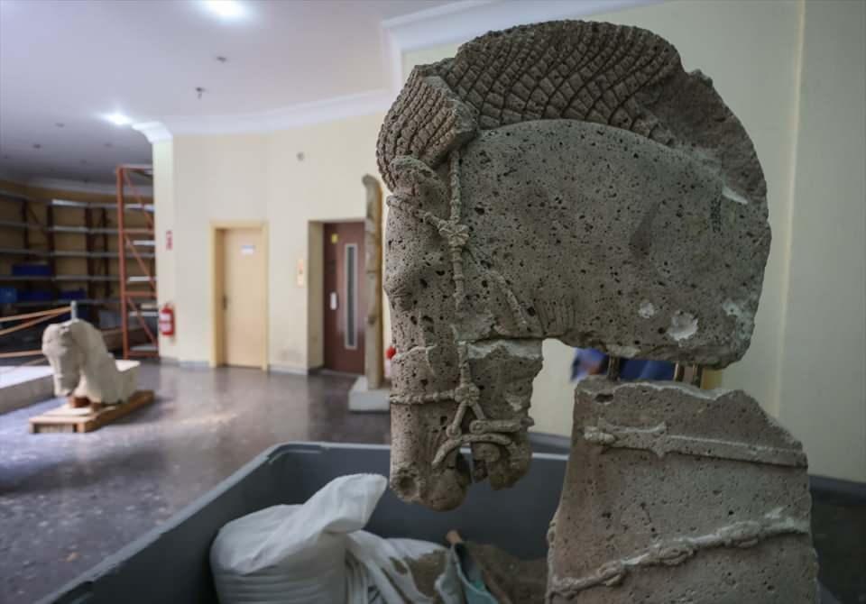 <p>Phokaia Antik Kenti'ndeki Athena Tapınağı kalıntıları arasında 2000 yılında bulunan 1 metre 30 santimetre ila 1 metre 40 santimetre boyundaki at ve griffon büstleri için İzmir Arkeoloji Müzesi uzmanlarınca geçen yıl başlatılan konservasyon ve restorasyon çalışmalarında sona yaklaşıldı.</p>
<p> </p>