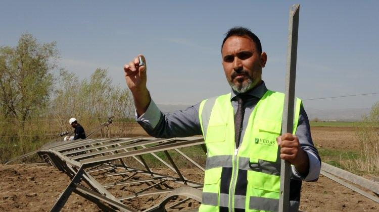 <p>Bu arıza neticesinde 1 belde, 23 köy, 17 mezra saatlerce <strong>elektrik</strong>siz kaldı. Buradaki milli servetimizin zararı yaklaşık 500 bin liradır. </p>
