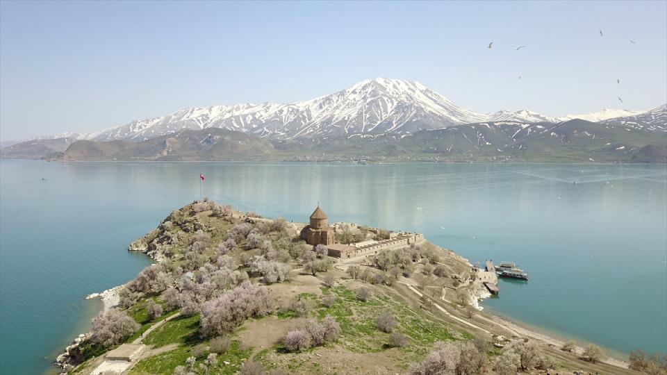 <p>Van'ın Gevaş ilçesinde bulunan ve her yıl binlerce kişinin ziyaret ettiği Akdamar Adası, badem ağaçlarının çiçek açmasıyla renklendi.</p>

<p> </p>

