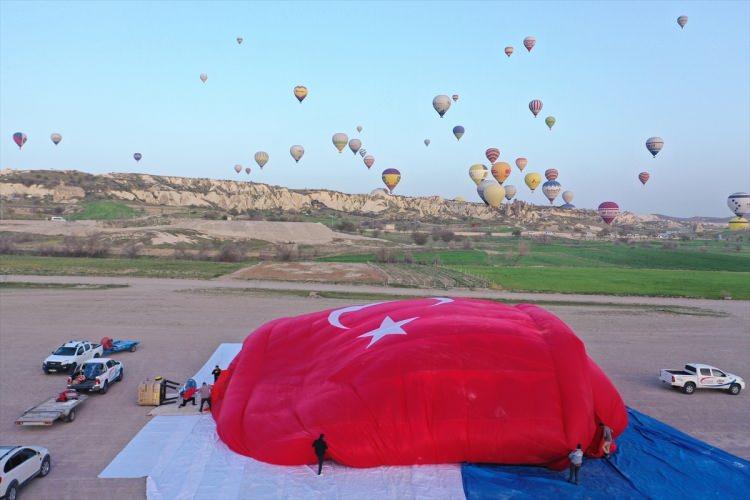 <p>DÜNYANIN EN BÜYÜK BAYRAK FIGÜRLÜ BALONU KAPADOKYA’DA HAVALANDI</p>

<p> </p>
