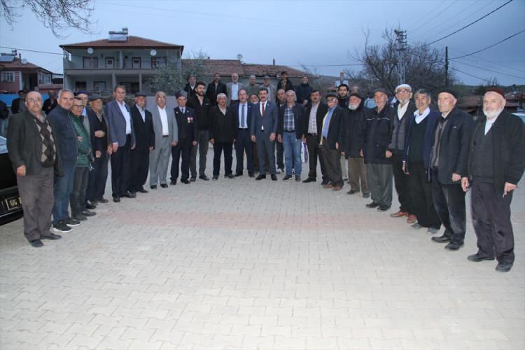 <p>Özdemir, "Aramızda para topluyoruz, malzemeyi alıyoruz, aşçımız var, çaycımız var, bulaşıkçımız var. Restoran usulü 4 çeşit yemeğimiz oluyor. </p>
