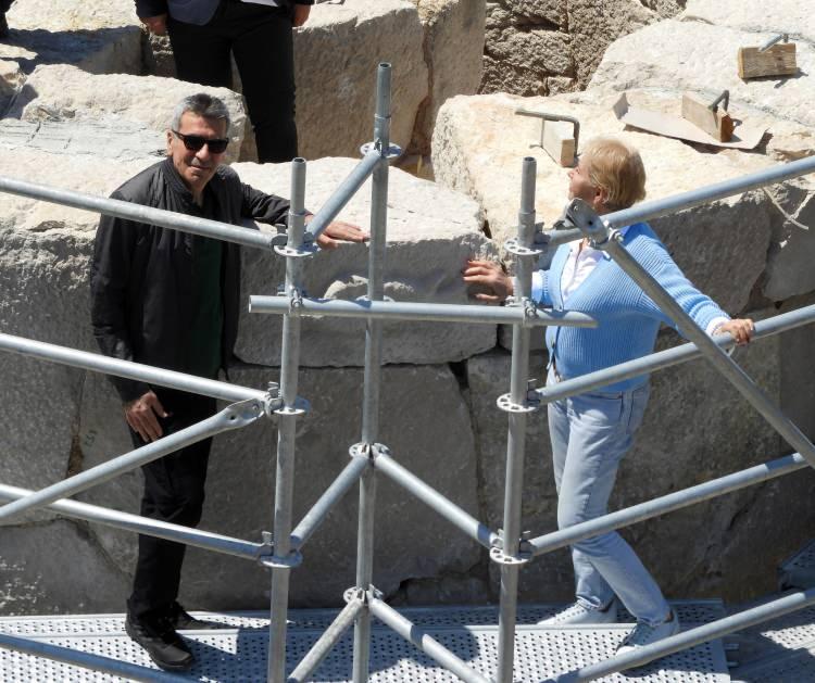 <p>Yunus kabartmalı taş, Antalya Vali Yardımcısı ve Yatırım İzleme Koordinasyon Başkanı Yalçın Sezgin ve Prof. Dr. Havva İşkan Işık tarafından yerine yerleştirildi.</p>
<p>Prof. Dr. Işık, projeye ilk gününden itibaren büyük destek veren Antalya Valisi Ersin Yazıcı'ya kalpten teşekkür ettiğini söyledi.</p>
<p> </p>