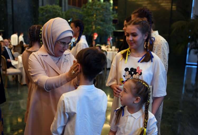 <p>Cumhurbaşkanı Recep Tayyip Erdoğan’ın eşi Emine Erdoğan, aralarında Kırım Tatarı çocukların da bulunduğu Ukraynalı savaş mağduru çocuklarla iftar yemeğinde bir araya geldi.</p>
