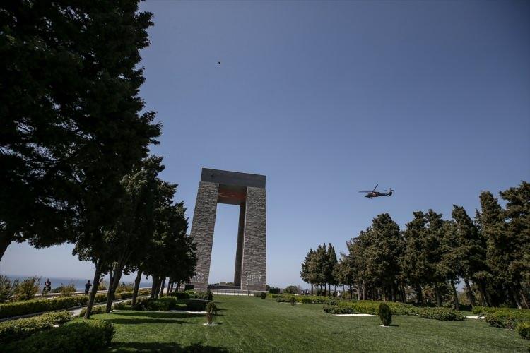 <p>Bir nesil kaybettik bu topraklarda. O kahraman nesil de bu durumun farkında olarak yani bu savaşın Türk milleti için bir ölüm kalım savaşı olduğunu bilerek ölüme meydan okudular. Bir gül bahçesine girer gibi, kara toprağa girdiler. Bu toprakların kara bağrında, sıradağlar gibi durdular ve düşmanı bir adım öteye geçirmediler. </p>
