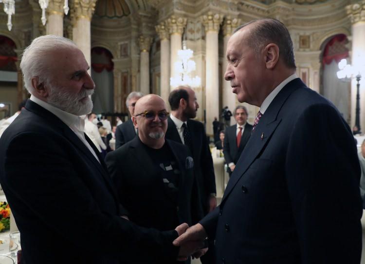 <p>Bizlerle diziler, filmler üzerine konuştu. Bazı arkadaşlarımıza da sigarayı bırakıp bırakmadıklarını sordu. Bırakmalarını istedi. Klasik bir iftar menüsü vardı; iftariyelik, pide, çorba gibi."</p>