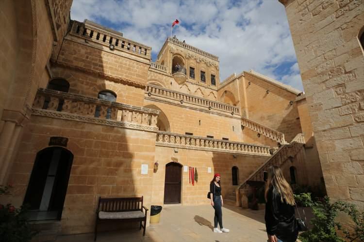 <p><strong>Kazı ilçenin tamamına yayılacak</strong></p>
<p>İki alanda yürütülen kazı çalışmalarının Midyat'ın tamamına yayılacağına dikkati çeken Tarkan, daha sonra ilçeye bağlı çevre köylerde de benzer kazı çalışmalarının yürütüleceğini aktardı.</p>
<p> </p>
