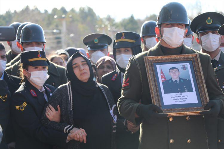 <p>Türk Silahlı Kuvvetleri'nin (TSK) Irak'ın kuzeyindeki PKK hedeflerine yönelik başlattığı Pençe-Kilit Operasyonu'nda terör örgütü üyelerinin roketatarlı saldırısında şehit olan Piyade Teğmen Kaan Kanlıkuyu'nun cenazesi, Hakkari'de düzenlenen törenin ardından hava yolu ile Ankara'ya gönderildi. </p>
