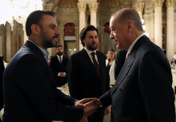 <p><strong>"BU BENİ OLDUKÇA ŞAŞIRTTI"</strong></p>
<p>Tüm katılanlara kendi alanlarıyla ilgili sorular sordu, neredeyse herkesin çalışmalarını oldukça detaylı biliyordu. Bu beni çok şaşırttı çünkü çok yoğun bir insan. </p>