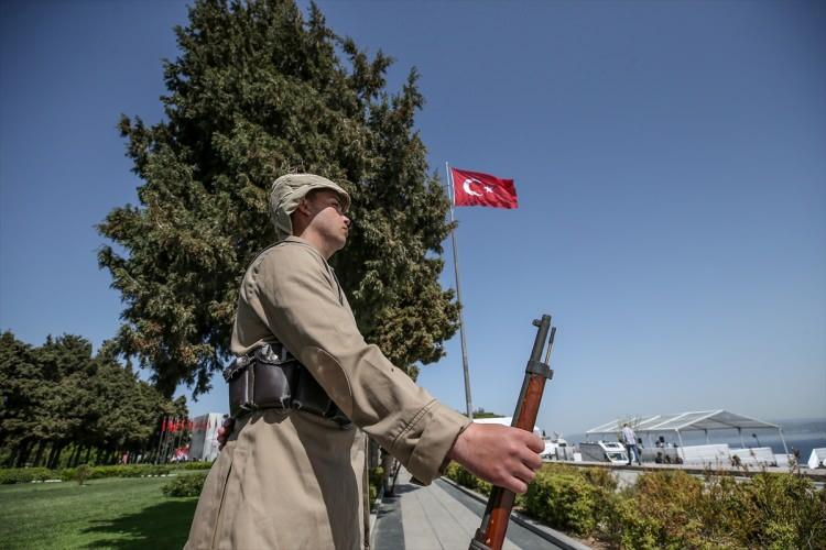 <p>Çanakkale Kara Savaşları'nın 107'nci yılı dolayısıyla Kültür ve Turizm Bakanı Mehmet Nuri Ersoy ve yabancı ülke temsilcilerinin katılımıyla Şehitler Abidesi'nde anma töreni düzenlendi.</p>

<p> </p>

