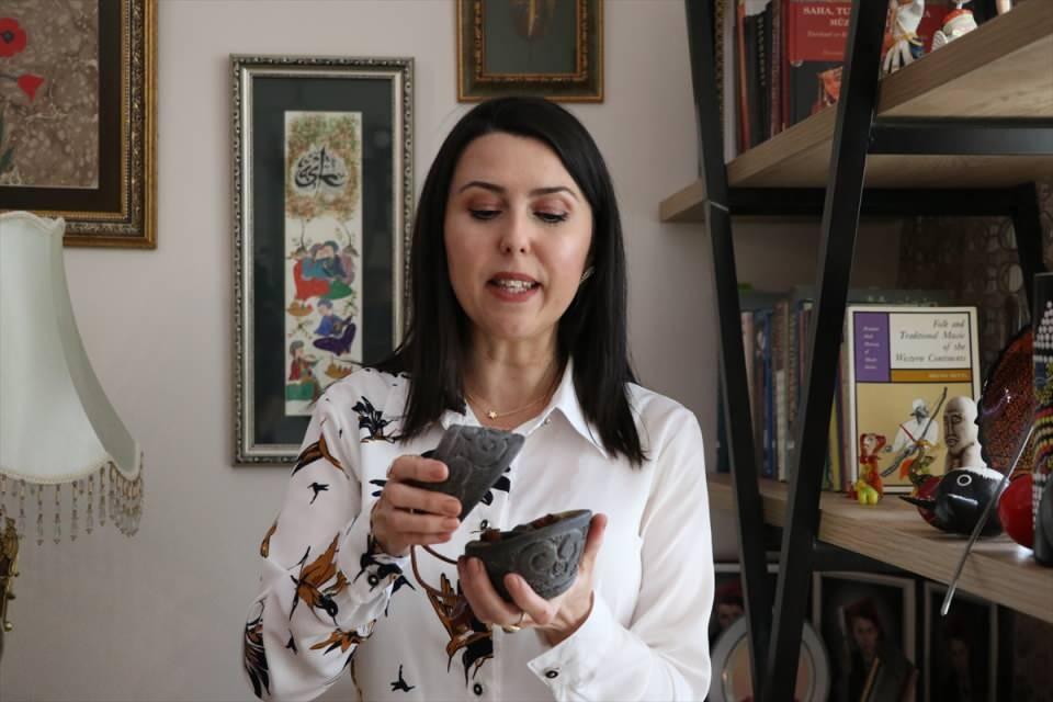 <p>Çok yetenekli bir luthiye olan Feridun Obul Bey'le görüştüm ve gayet güzel bir Sümer arpı yaptı. British Museum'da orijinali bulunan Sümer arpı ya da Anadolu Medeniyetler Müzesi'nde orijinali bulunan Hititlere ait bir sistrum çalgılarının çizimlerini yerinde yapıp bunların yeniden yapımı için uğraştım. </p>
