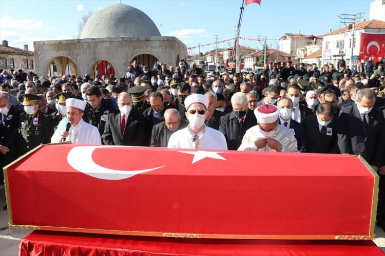<p>PENÇE-Kilit Operasyonu'nda PKK'lı teröristlerin roketatarlı saldırısında şehit düşen Piyade Teğmen Kaan Kanlıkuyu'nun (25) cenazesi, memleketi Çankırı'da gözyaşlarıyla toprağa verildi.</p>

